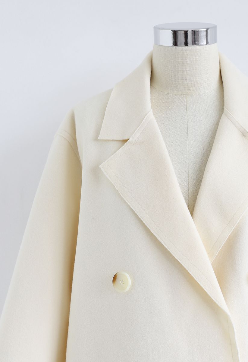 Abrigo de mezcla de lana con doble botonadura en color crema