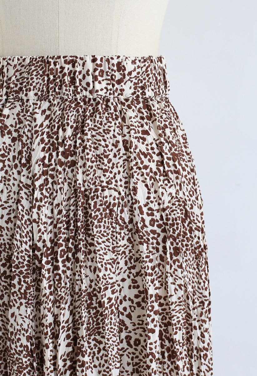 Falda midi plisada con estampado de leopardo en marrón