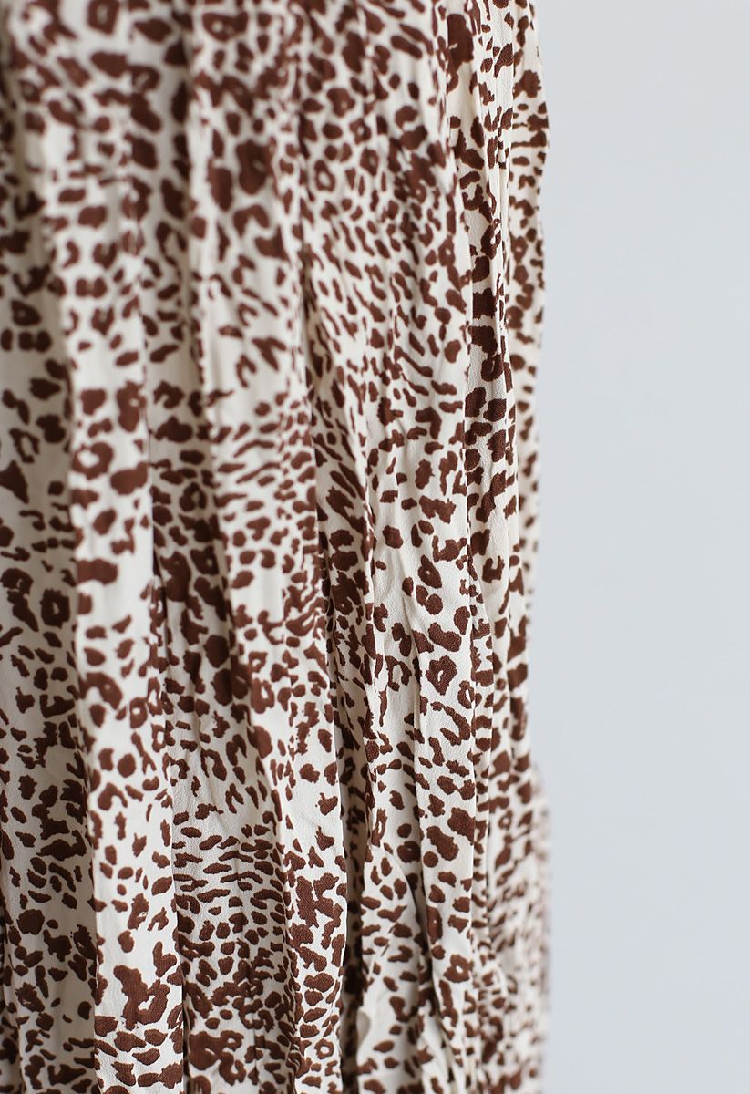Falda midi plisada con estampado de leopardo en marrón