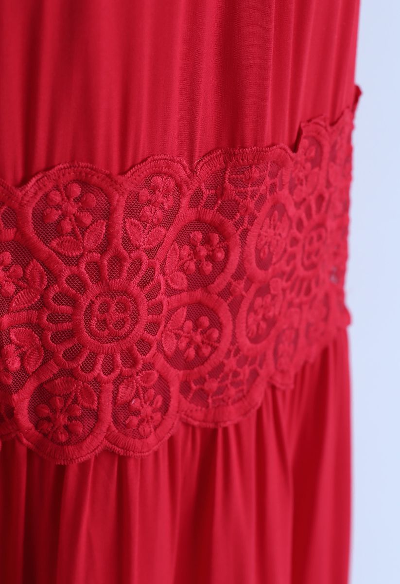 Vestido maxi bohemio con bordado de croché y botones en rojo