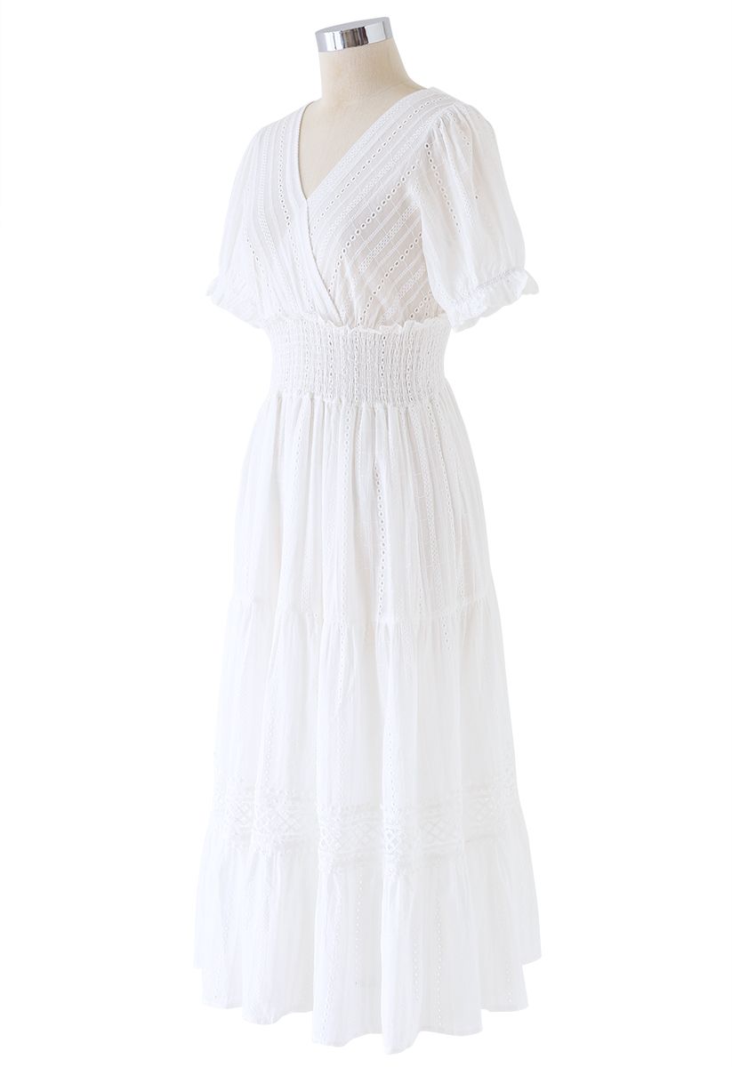 Vestido bohemio con volante fruncido y ojales bordados en blanco