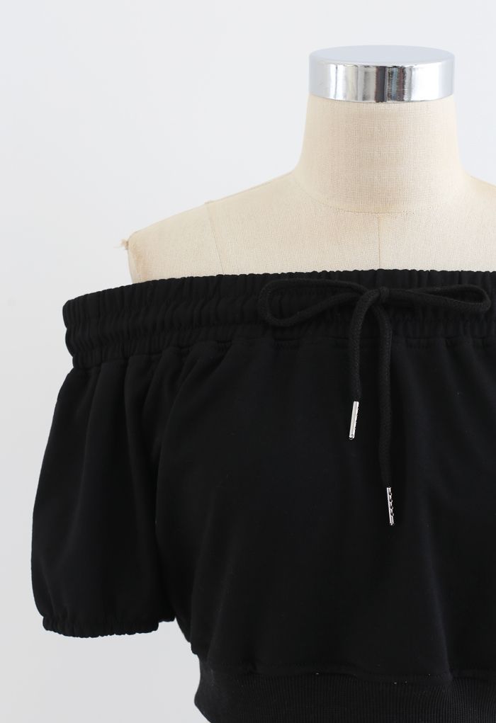 Conjunto de shorts y top corto con cordón y hombros descubiertos en negro