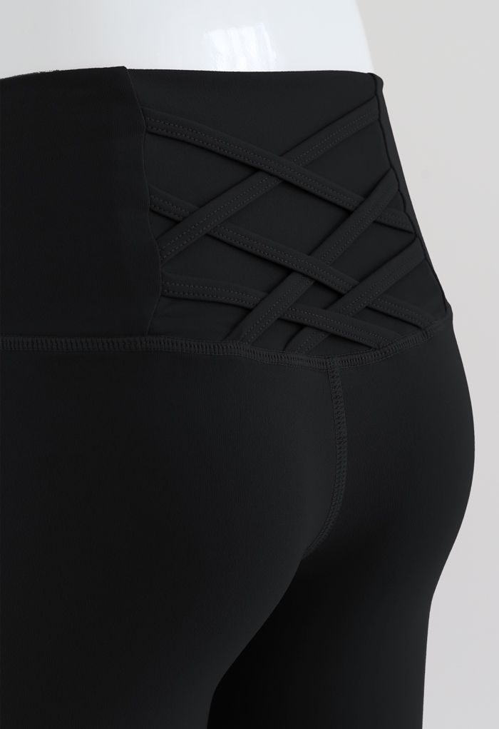 Shorts de malla con ribete de líneas entrecruzadas en negro