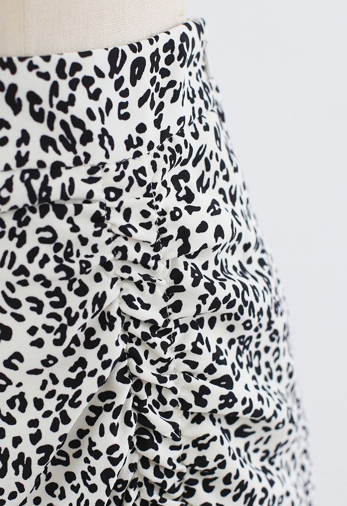 Falda midi fruncida lateral con estampado animal en marfil