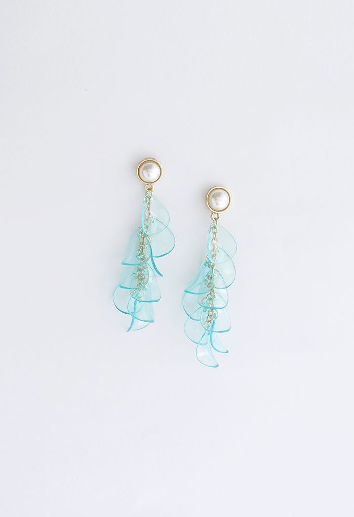 Aretes colgantes de perlas con pétalos de plástico en azul