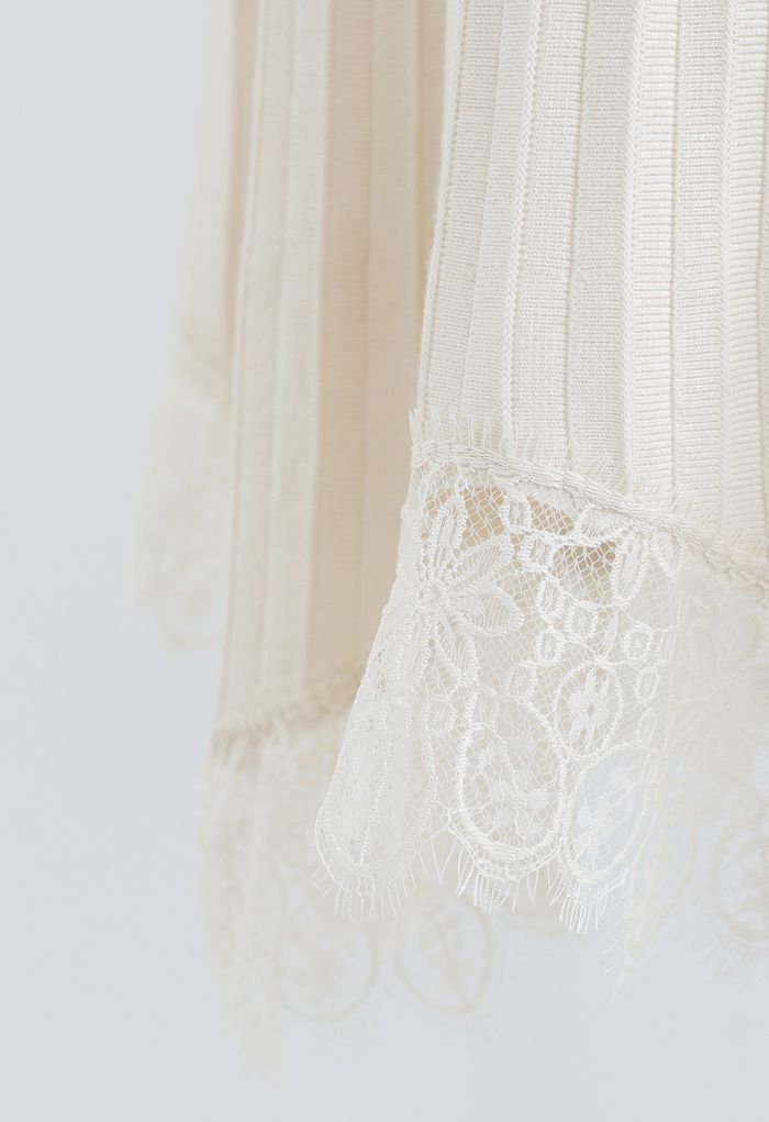 Falda midi de punto plisada con ribete de encaje en color crema
