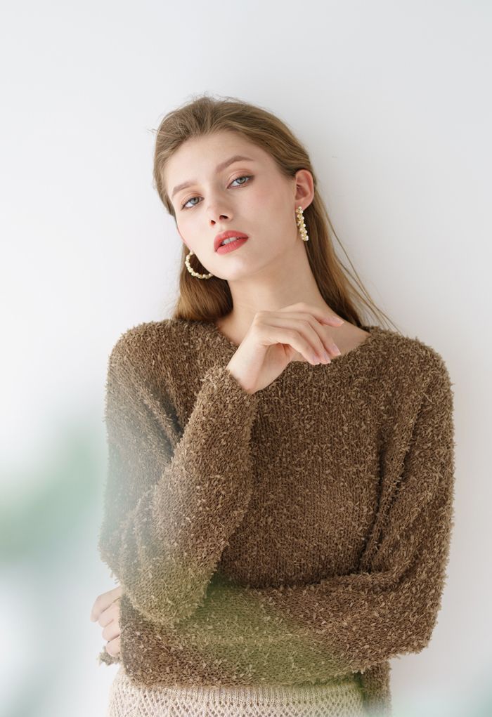 Suéter de punto calado esponjoso recortado en marrón