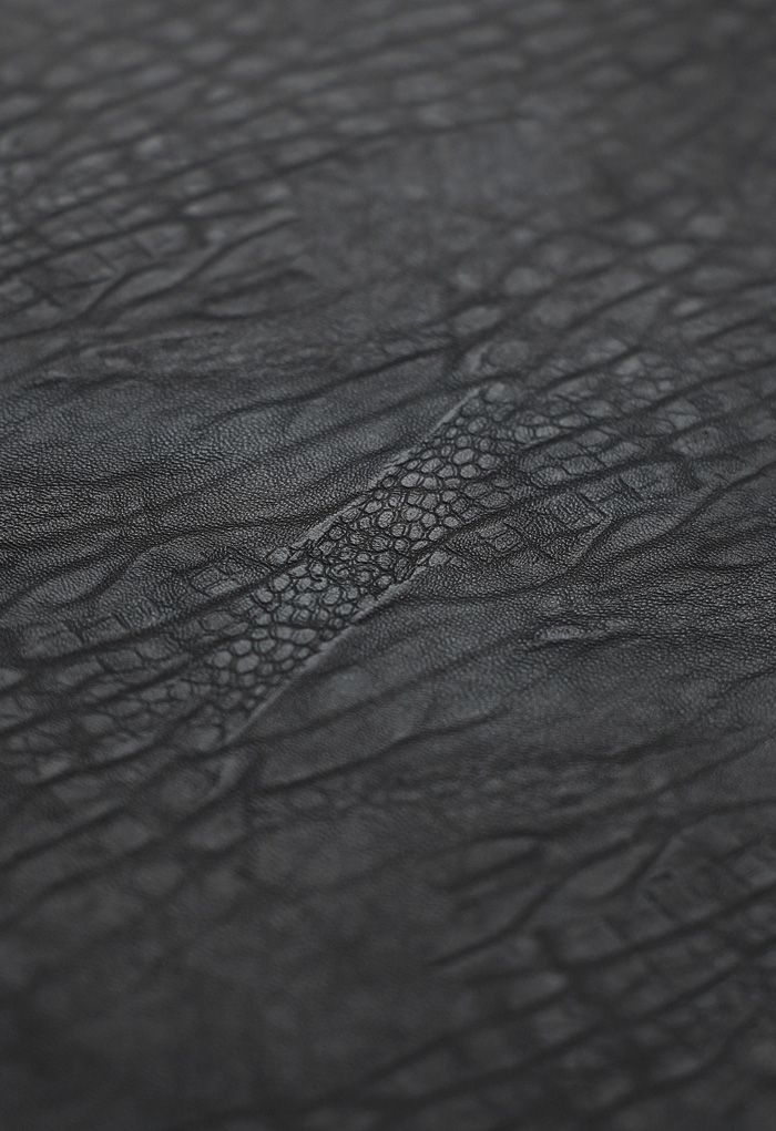 Falda midi de corte A con relieve de cocodrilo de piel sintética en negro