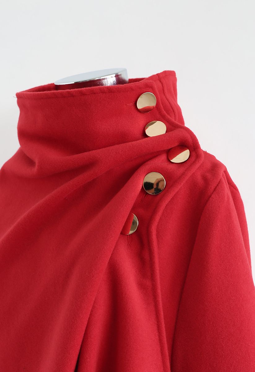 Abrigo tipo capa cruzado con botones y dobladillo asimétrico en rojo