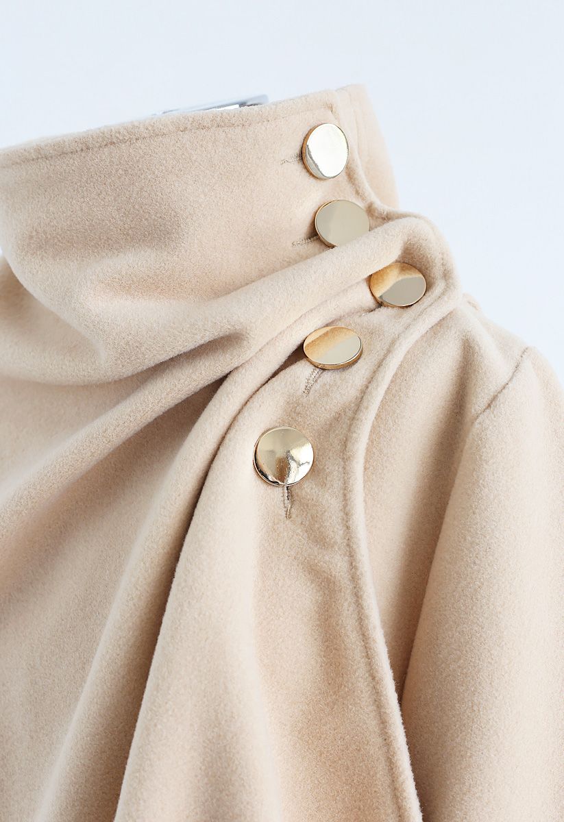 Abrigo tipo capa con dobladillo asimétrico y botones cruzados en tostado claro