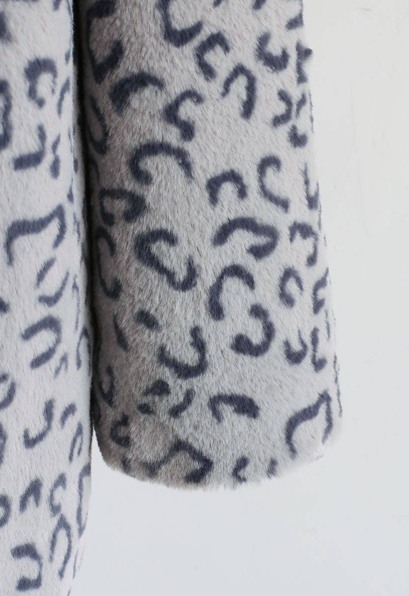 Abrigo de piel sintética de leopardo con cuello en gris